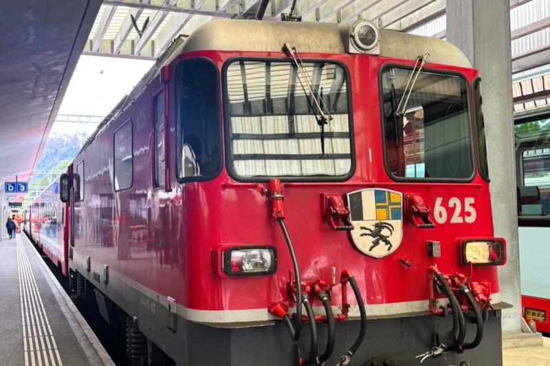 1等車に乗車できる、登山鉄道の切符購入時に割引価格で購入できるなどのメリットもあり、スイストラベルパスがあって本当に良かったと思いました。写真は氷河特急。ツェルマットからサンモリッツまでは氷河特急にて、のんびり8時間かけて向かいました。