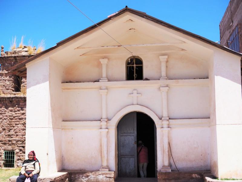 村の中の素朴な教会