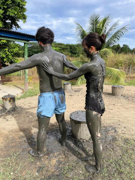 泥温泉で泥パック