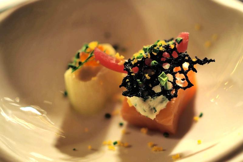 サーモンとリーキ（西洋ネギ）のビネグレット仕立て、ウォッカ風味のクリーム添え