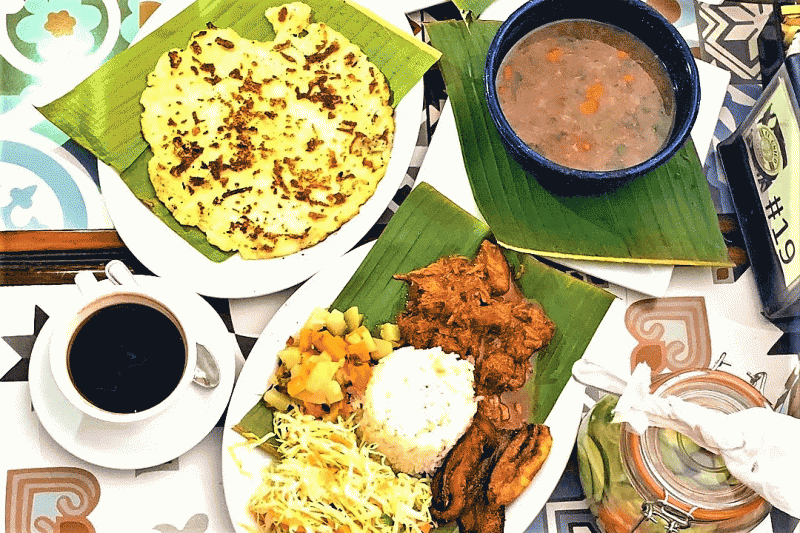 伝統的な定食「カサード」とトルティーヤ、スープ