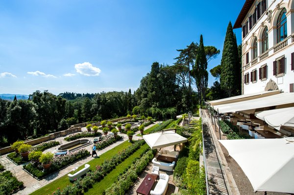 【イル サルヴィアティーノ（イタリア・フィレンツェ）】フィレンツェ中心部から車で15分、丘の上にあるホテル「イル サルヴィアティーノ（Il Salviatino）。トスカーナの風景を一望できる立地も素敵ですが、ホテル内にはガーデンプールや非日常を味わえるバーやレストラン（ミシェラン星付き）があり、ホテル滞在をお楽しみいただけます。15世紀に建てられた美しい邸宅で、イタリアを感じながらぜひ贅沢な時間を過ごして下さい。