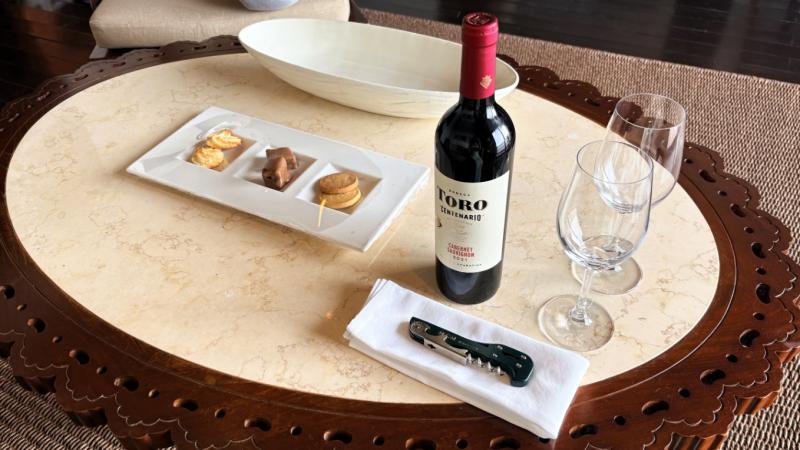 ハネムーン特典のワインボトルで乾杯！