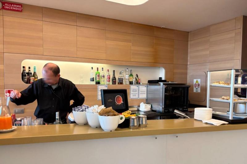 こちらのカウンターでドリンクを注文します