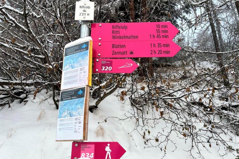 ハイキングでも人気の山岳地域のため、目的地までの距離感が書かれた看板が所々にあります