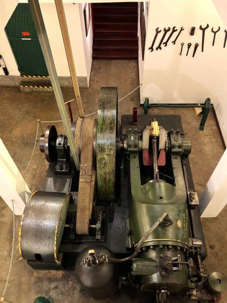 見下ろすと大きな機械