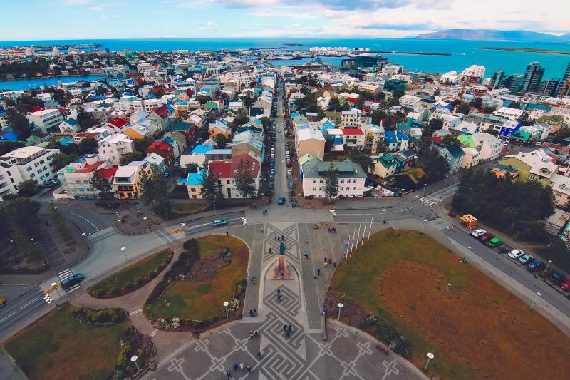 【レイキャビクで街歩き】カラフルなことで有名なレイキャビクは、とてもコンパクトな街で、公共交通機関を使わずとも、徒歩で周ることができます。ヨーロッパらしい教会や宇宙一美味しいと称されるホットドック、クラフトビールなど、アイスランドならではのグルメも堪能しましょう。