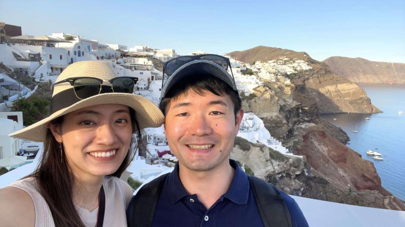サントリーニ島のイアの白い家々と一緒に