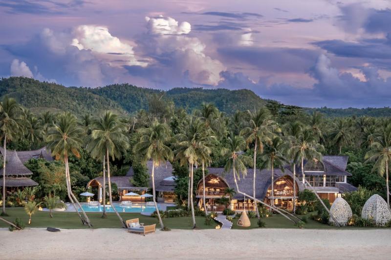 ＜1ミシュランキー＞「ナイ パラッド ハイダウェイ」は、短い休暇で訪れることのできるアジア圏のホテルの中で、私が最も心を動かされた場所です！ 美しいビーチとマングローブに囲まれたわずか全10棟のヴィラというプライベート感、スパやアクティビティまで含まれる特別なオールインクルーシブ（スパは1日に何度でも受け放題です！）、そして温かくとてもフレキシブルなサービス。どこを切り取っても絵になる空間で、絶対に訪れていただきたいリゾートです！（写真：©Nay Palad Hideaway）