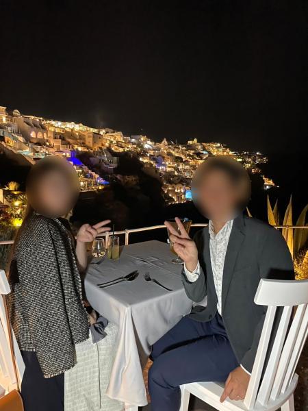 サントリーニ島の夜景をバックにロマンティックディナー