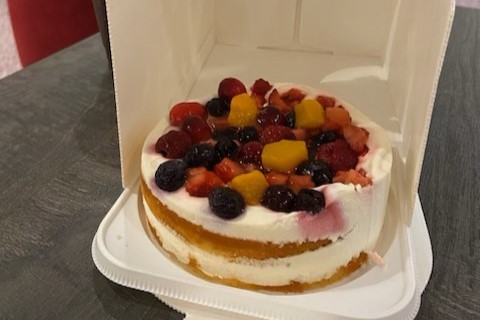 行きの飛行機では、ハネムーンケーキをいただきました