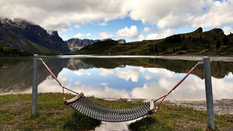 雨上がりで人気もなく神秘的な湖畔