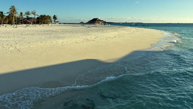 この桟橋のたもとのビーチは、360度ラグーンに囲まれているブレニア コッテファルの中でも、特に広くて大きい自慢のビーチ！