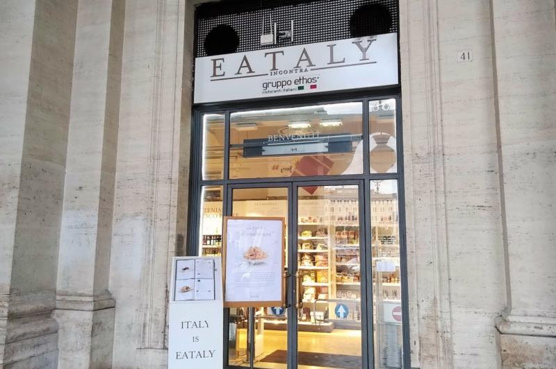 【EATALY​】イタリア各地の食材が手に入るイタリア食材のデパートとして、最近は日本でも人気です。テルミニ駅近くPiazza Reppublicaにあるお店は小さいですが、品揃えが厳選されており、お土産に良さそうなチョコレートやビスケット、ワイン、オリーブオイルがあります。ローマ・オスティエンセ駅そばの1号店は、3階建ての大型店で、ワインやオリーブオイルのテスティングもじっくりできます。