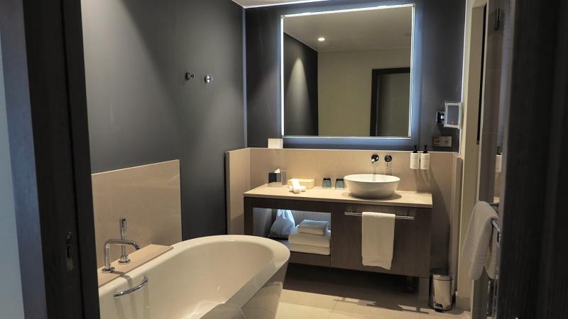 大きな鏡が特徴的なバスルーム