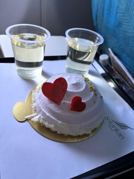 スリランカ航空の機内で、ハネムーンケーキをいただきました♪
