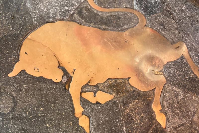 牛のレリーフを見つけたらぜひ踏んでぐるりと回ってください