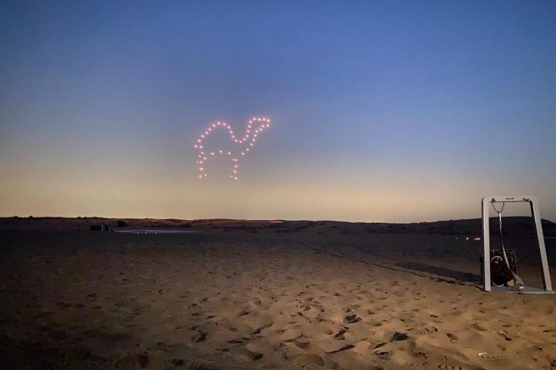 絵柄や文字が、次々と夜空に映し出されます