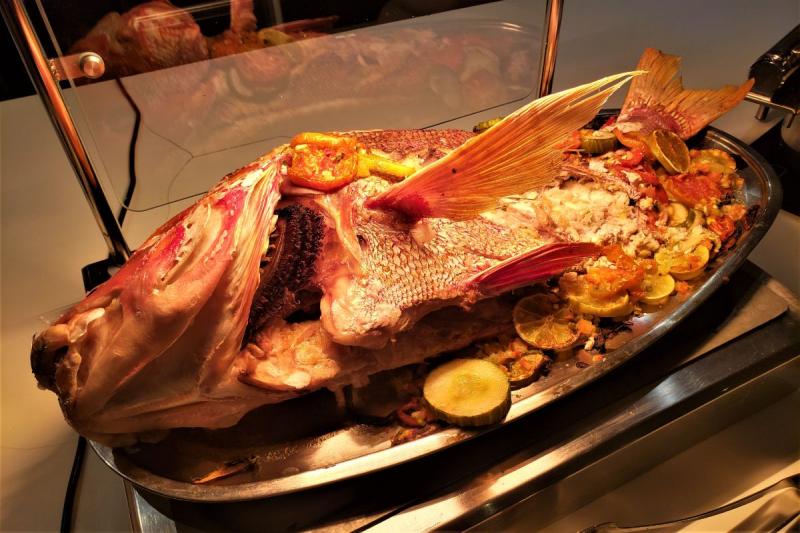 こちらも大きな丸焼きの白身魚。なんとも贅沢なシーフードビュッフェ！！