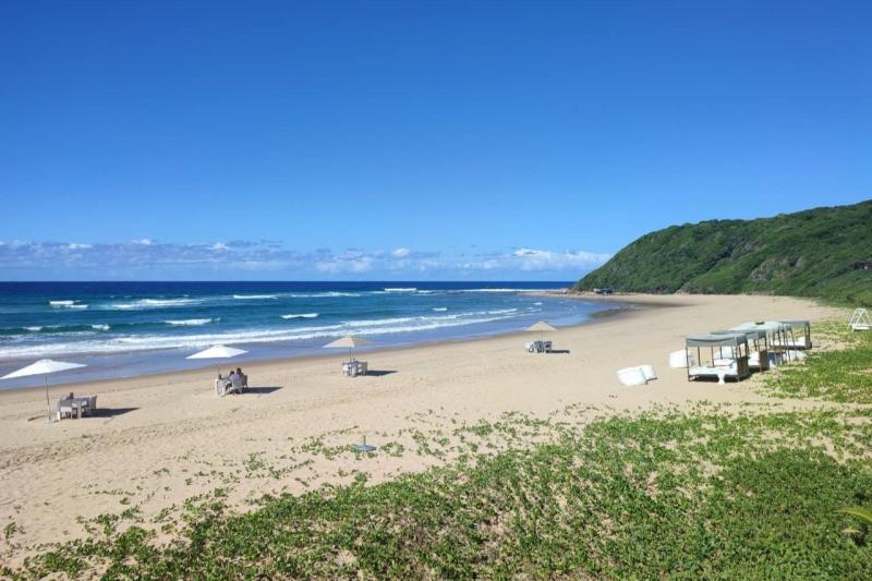 丘陵の緑と海の青のコントラストが美しい