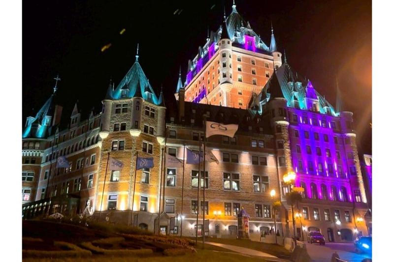 ライトアップされた夜のフェアモント  ル シシャトー フロントナック