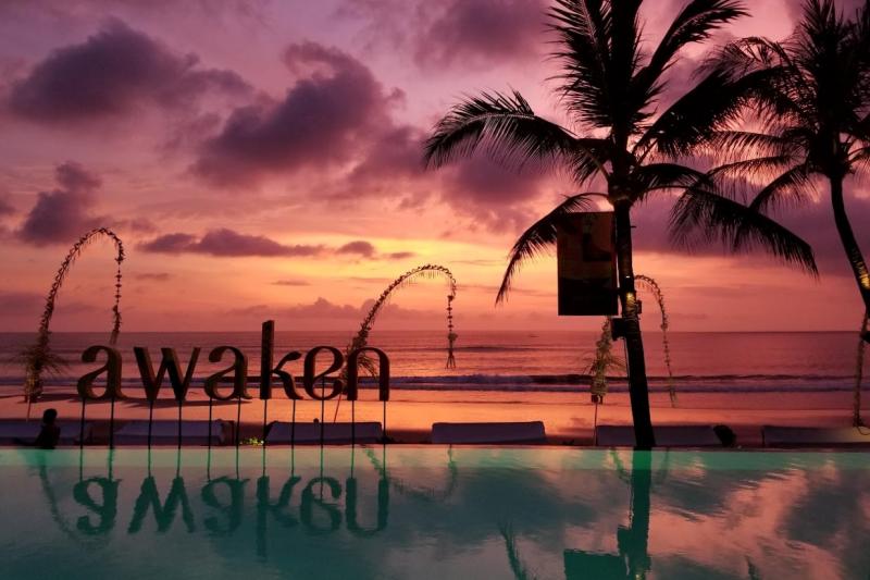 スミニャックビーチから見た忘れることのできない美しいサンセット