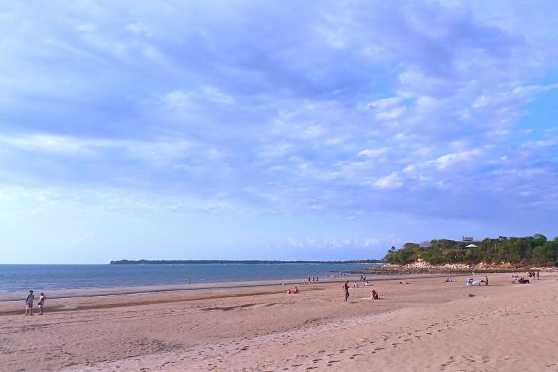日没前には青い海と空、白砂のビーチ