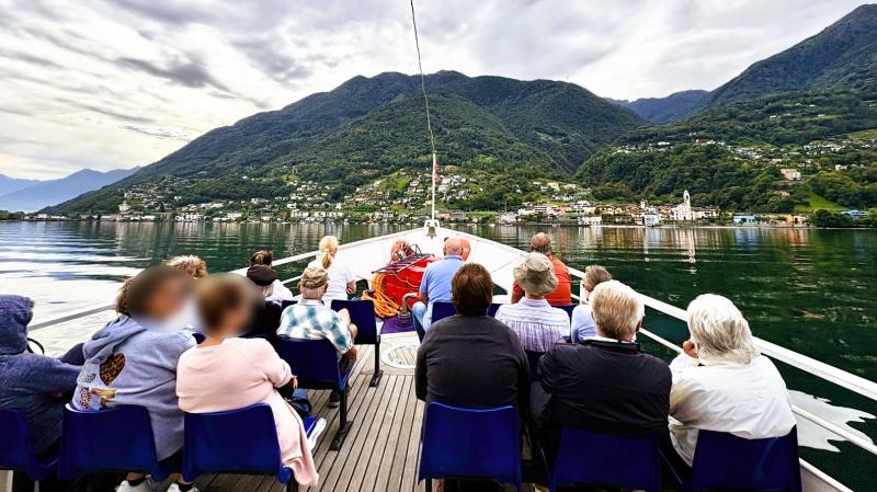 少々寒くても船のデッキが大人気です