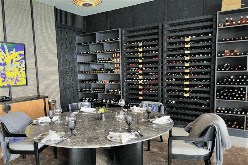 ラ ロカンダの中にはワインをお楽しみいただけるスペースもあります