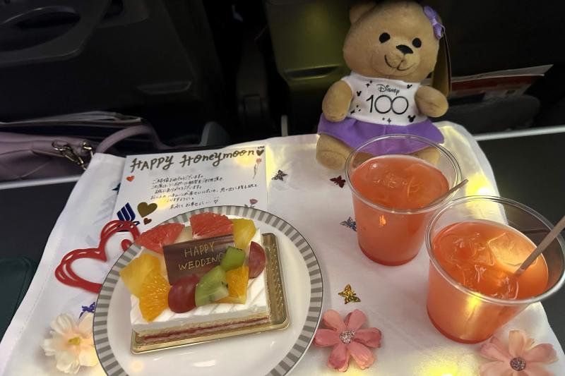 モルディブまではシンガポール航空を利用。ハネムーンケーキをいただきました