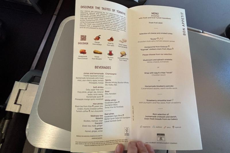 機内食メニューはトルコ語と英語にて記載。料理の説明も充実！