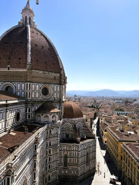 フィレンツェのドゥオーモ。歴史ある建築の美しさに圧倒されました。街のシンボルを間近で見ることができ、とても感動しました。