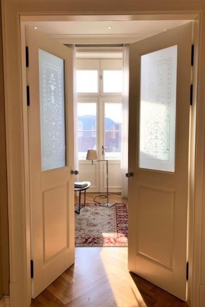 お部屋のドアを開けると、またドアが。白いドアに木の床と赤い絨毯（じゅうたん）。こんなお部屋に住んでみたいです