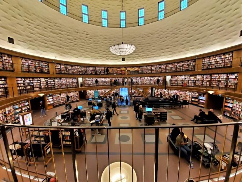 360度、本に囲まれた美しい図書館。日本の書籍も数十冊ありました