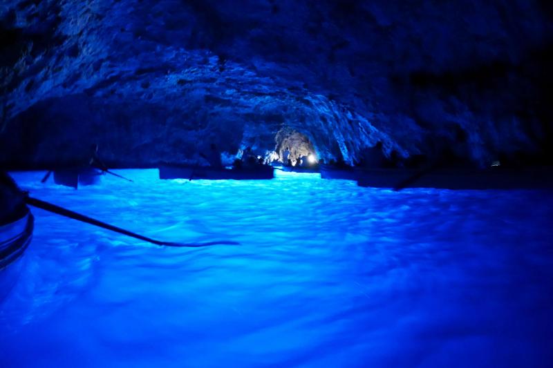 【カプリ島 Capri】「青の洞窟」で知られるカプリ島。光の反射を受けてその水面は幻想的に青く輝きます。その美しさは古代ローマ時代の皇帝をも魅了していたそう。カプリ地区やアナカプリ地区など島内も高級リゾートとして多くの人が訪れます。【アクセス】ナポリから水中翼船で約45分、フェリーで約1時間20分。※アマルフィ海岸の街で宿泊しない場合は、ローマやナポリからの日帰りオプショナルツアーが便利です。