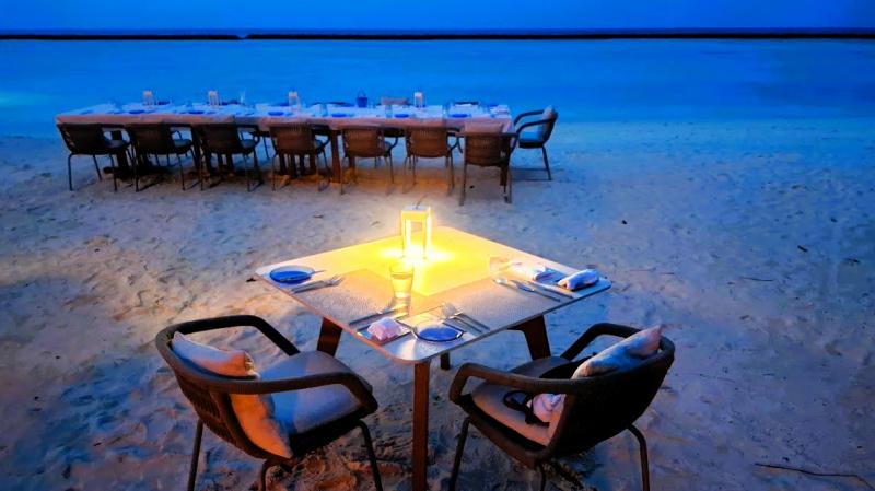 ビーチにセッティングされたテーブル