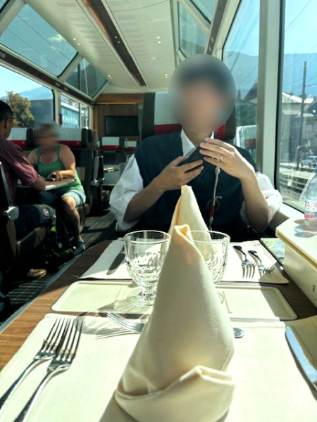 氷河特急は景色が最高で、ランチも美味しかったです