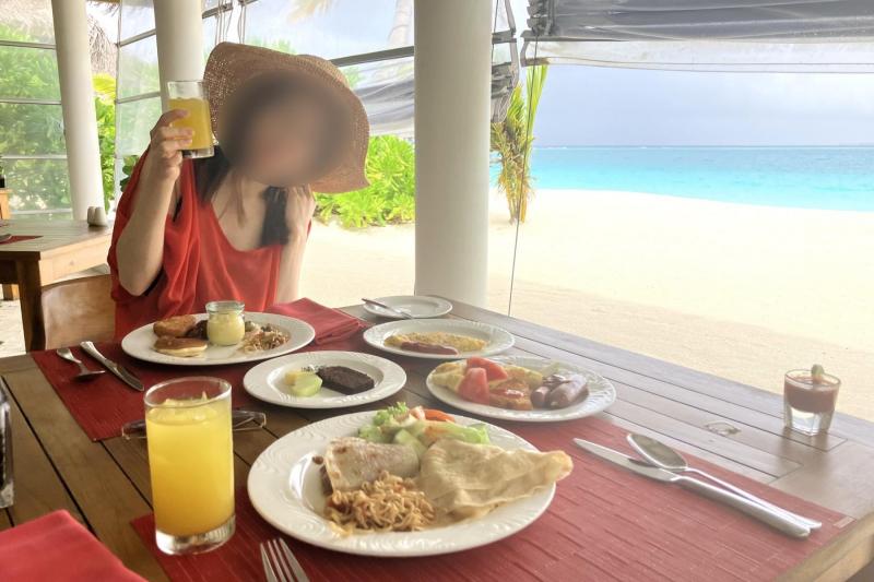 リゾートに着いて朝食を食べられる時間があったので、早速パクリ。綺麗な海を見ながらのご飯は最高でした！
