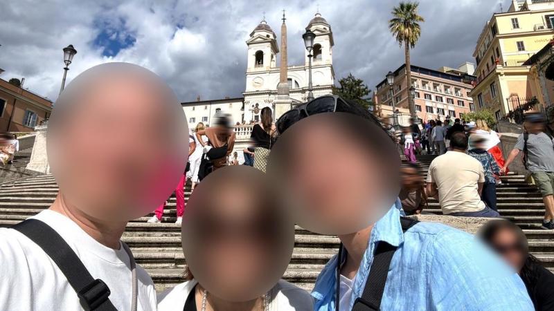 ローマは観光客がびっくりするほど多かったけど、素晴らしい建造物がそこら中にあり「あらこれパンテオンじゃない？これはトレビの泉？」という感じで歩くのが楽しかったです（写真：ローマ・スペイン広場にて）。
