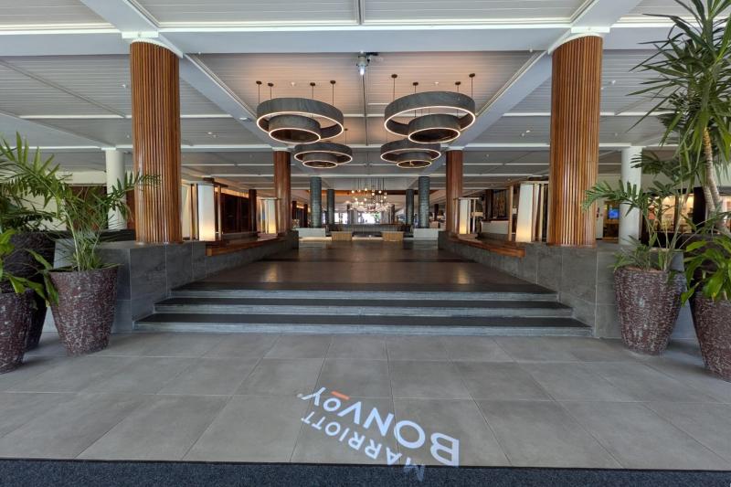 奥まで見通せないほど広々としたエントランスとロビーエリア
