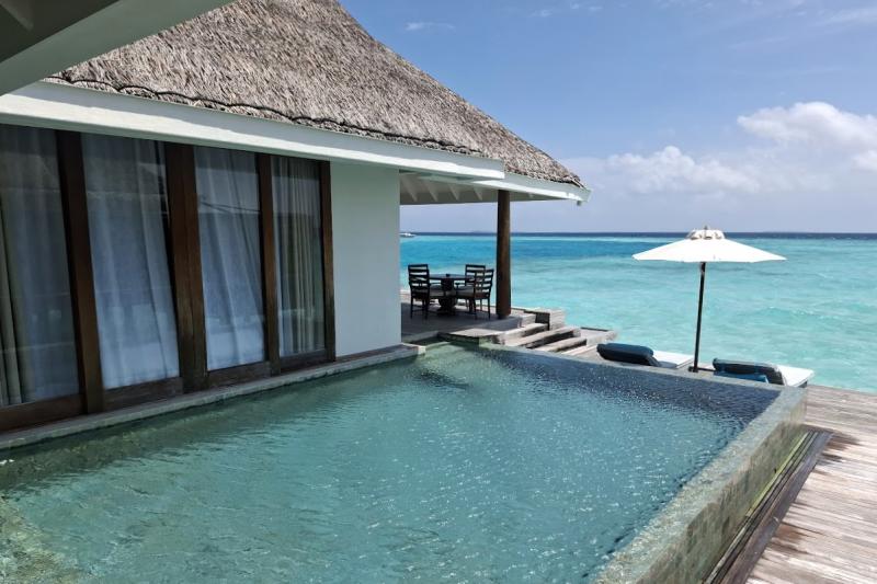 プールから眺める海は最高です♪