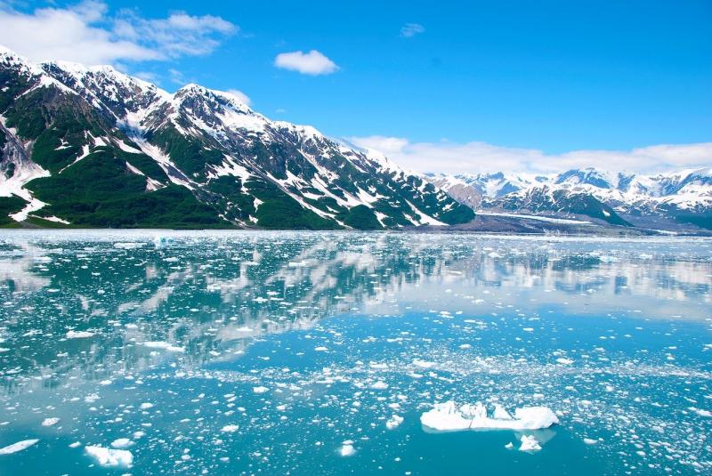 ■アラスカ氷河が解ける圧巻の風景や、ザトウクジラといった海洋生物を船上から観賞するのが、アラスカクルーズのハイライト。バンクーバーやシアトルなどカナダやアメリカが出発地のツアーが多いです。ベストシーズン：6月〜8月クルーズの旅行日数：7泊のクルーズが一般的。