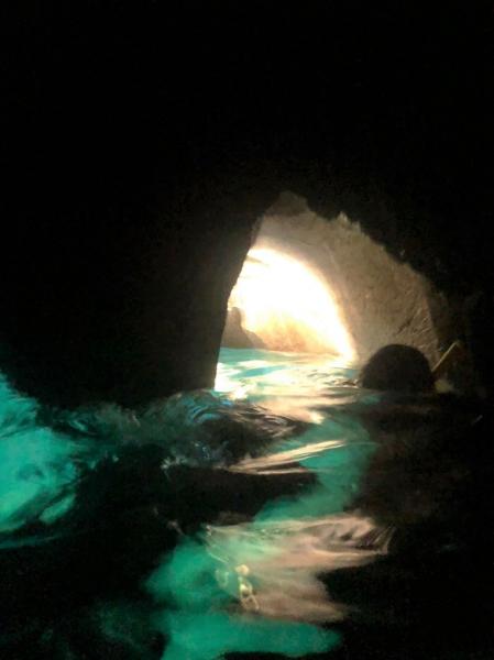 澄んだきれいな水の中を潜りながら洞窟を探索