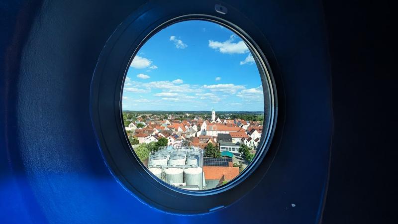 展望台の窓からアーベンスベルクの街がちらり