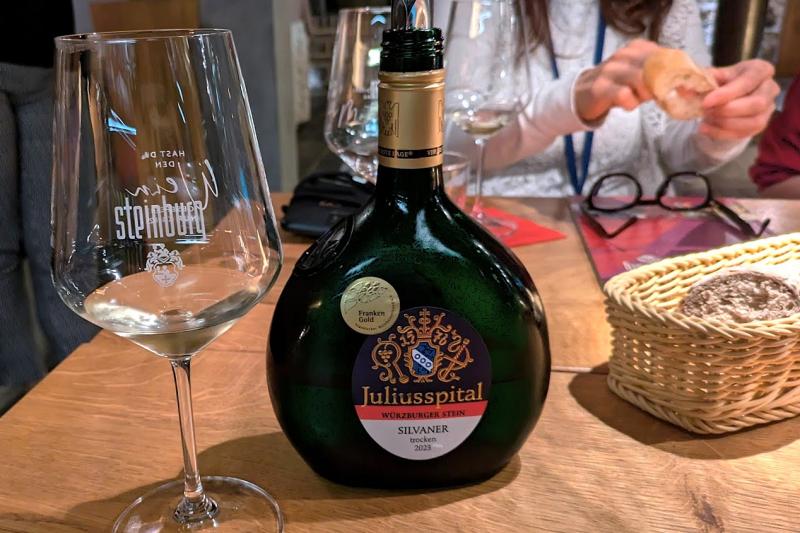 1杯目は辛口のフランケンワイン