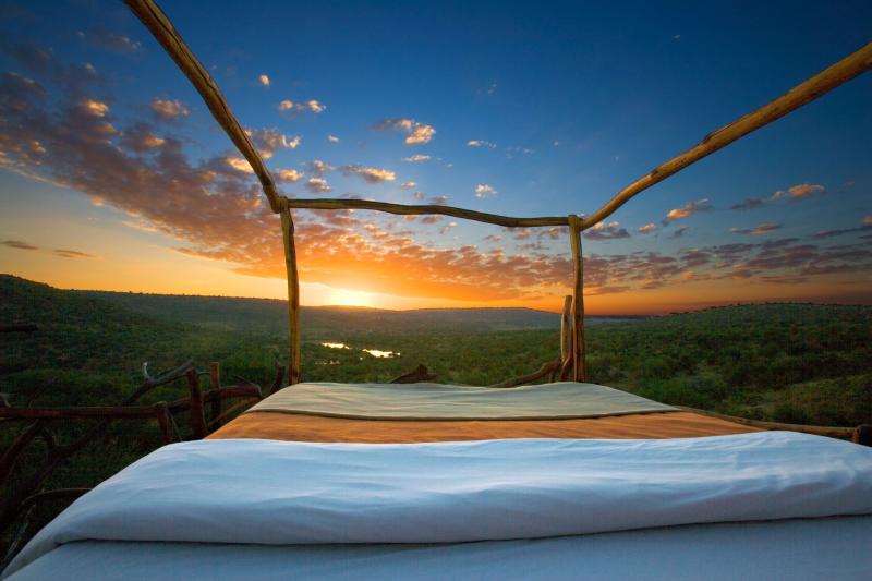 ロイサバ動物保護区では「エレワナ ロイサバ スターベッド」に宿泊！ お部屋のテラスにベッドを移動、満天の星空を眺めながら眠ります（©Elewana Loisaba Star Beds, Kenya）