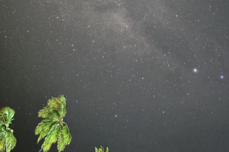 モルディブの星空です。街灯などもなく夜は真っ暗な分、星が本当にきれいに見えました！