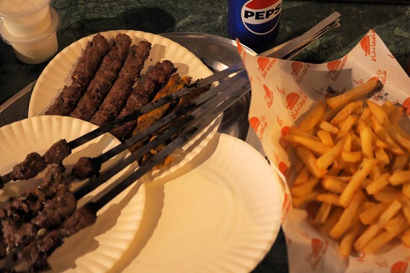 鶏肉、ラム、牛肉のケバブとポテト