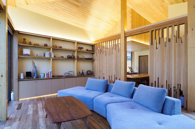 建物の中心に位置するリビング