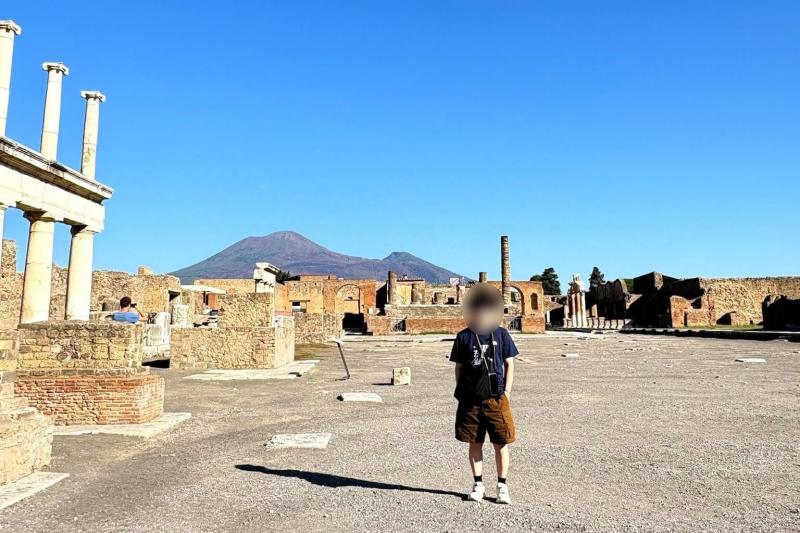 ナポリ近郊のポンペイ遺跡とヴェスヴィオ山